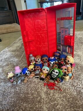 L.O.L. Surprise! Bright Red Play Case with Mixed Color Dolls & Accessories